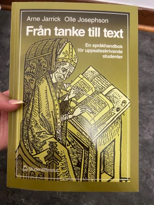 Från tanke till text - En språkbok för uppsatsskrivande studenter, skriven av Arne Jarrick och Olle Josephson. Omslaget är olivgrönt med en illustration av en skrivande person vid ett skrivbord. Perfekt för dig som vill förbättra ditt akademiska skrivande.