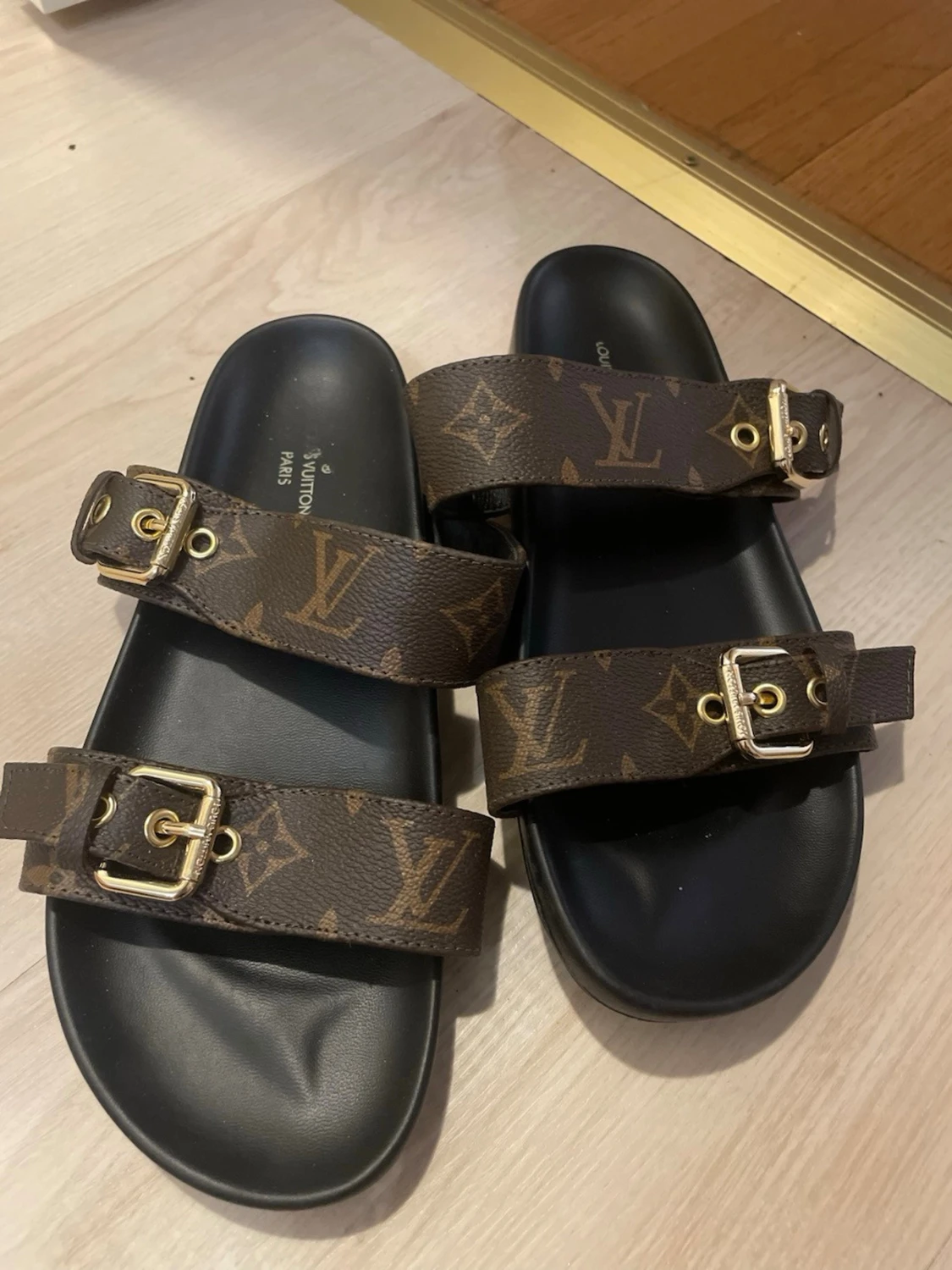 sandaler med monogram