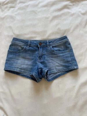 Lågmidjade jeansshorts  - Lågmidjade jeansshorts i storlek xs, midjemåttet är 37cm! 