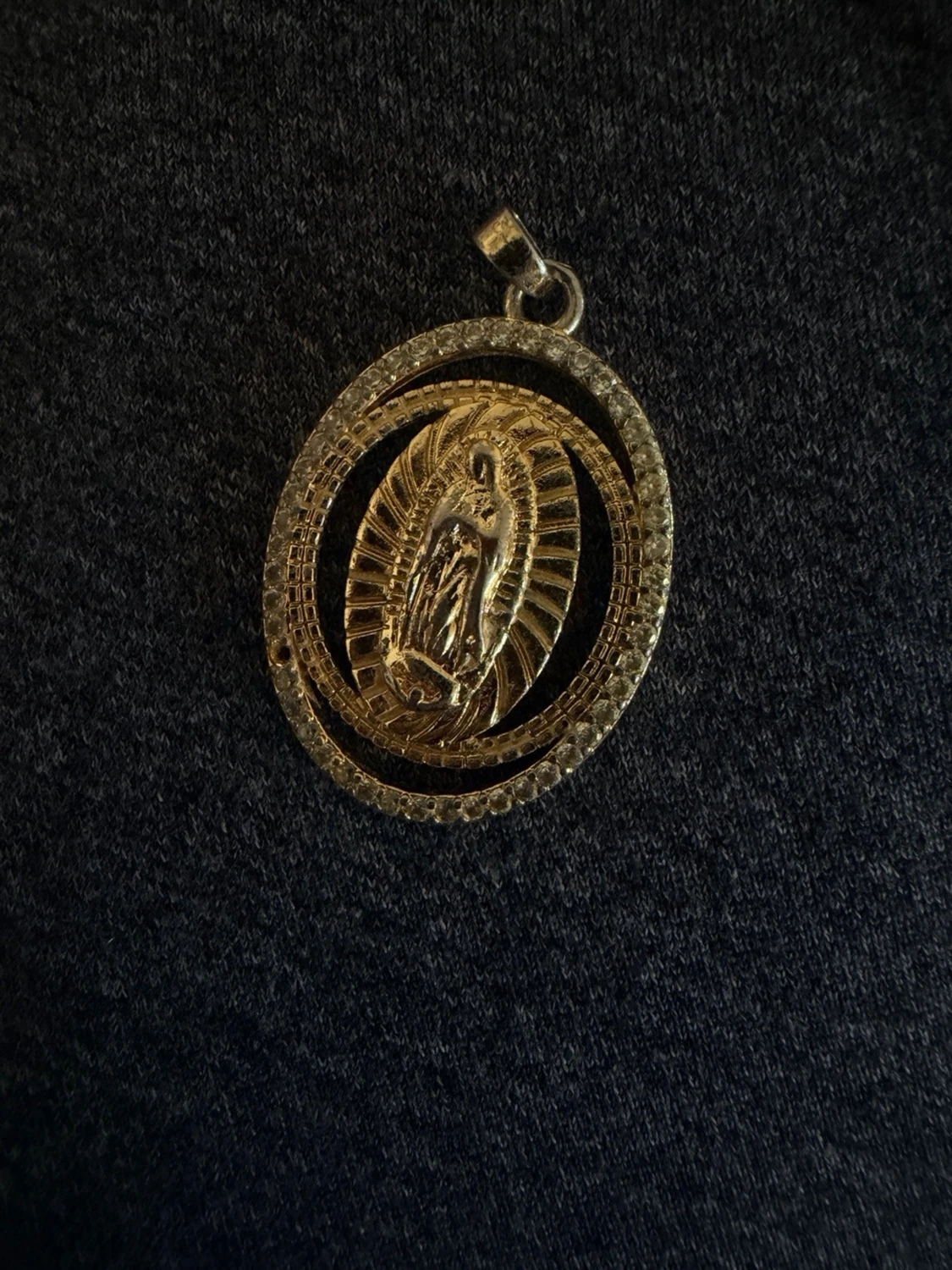 Guldigt halsband med religiös medaljong