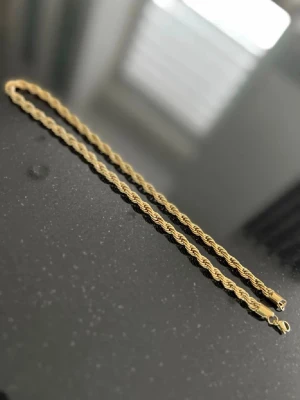 Guld Cordell halsband  - Fint guld Cordell sett, helt ny.   halsbandet: 55cm och 7mm.       