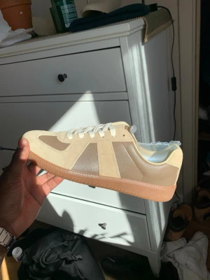 Bruna Gats - Sprillans nya Gats från oss här på Scandisole för endast 999kr. Perfekt till sommaren. Finns i storlek 43 och 42 Säljer inte dem för under 999kr.