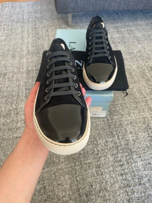 Helt nya Lanvin DBB1 - Lanvin dbb1/Lanvin captoe. Skicket är i super skick! Skorna är endast testade dvs helt nya, skick 10/10. Storlek uk 8 vilket egentligen motsvarar 42, men dessa skor sitter som ett par 43or. Ny pris 5000-6000 kr. Mitt pris 2799. Givetvis autentiska ✅.Bara att höra av sig vid frågor.  MVH Snusmumriken.