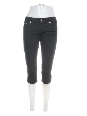 Svarta vintage lågmidjade capribyxor med nitar - Svarta lågmidjade low waist low rise capribyxor med snygga nitar och dekorativa sömmar på bakfickorna. Byxorna har dragkedja och knapp framtill samt fickor både fram och bak. Perfekta för en trendig och avslappnad look.