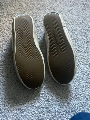 Vita Sneakers Philippe Model - Tjena säljer ett par väldigt snygga Philippe Model i storlek 40. De är vita och passar till väldigt mycket. Nypris på dessa skor är runt 4000kr men mitt pris är bara 699kr. Hör av dig vid minsta funderingar 🙌