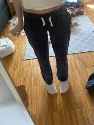 Russemerch byxor mörkblå - Svarta mjukisbyxor med vit dragsko i midjan och raka ben. Byxorna har en avslappnad passform och är perfekta för chill dagar. Tillverkade i mjukt material för extra komfort. Pris kan diskuteras💓