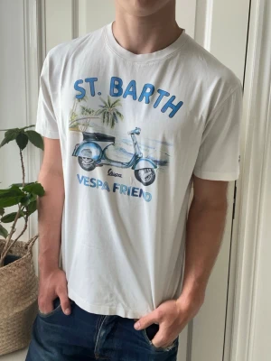 Mc2 saint barth vespa freind t shirt  - Mc2 saint barth vespa freind t shirt, Inga defekter! Modellen i bilderna är 180 cm 75 kg och bär Storlek L passar M , Kom med frågor! 🌟 (Kan gå ned i pris vid köp av paket 😉) 