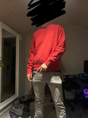 Röd crewneck från Ralph Lauren - Röd sweatshirt med rund hals från Ralph Lauren. Klassisk passform med broderad logga på bröstet. Tröjan har ribbade muddar vid ärmslut och nederkant. Perfekt för en avslappnad och stilren look. I storlek L men passar nog dom flesta och knappt andvänd. PRISET DISKUTERBART