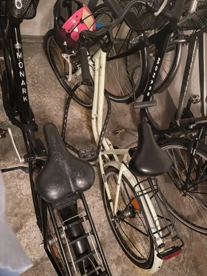 Fynd! Stilren damcykel + gratis hjälm – först till kvarn - Säljer en stilren och smidig damcykel i fint skick 🚲 Perfekt för vardag, typ till skolan, jobbet eller bara glida runt i stan yäni.  Cykeln rullar bra och är bekväm att cykla på. Den har pakethållare bak så du kan enkelt ta med väska eller annat. Lite små spår av användning finns (som vanligt), men inget som påverkar funktionen.  💗 Hjälm kan fås med på köpet om du vill!  Hör av dig vid frågor eller om du vill komma och kolla 🙌