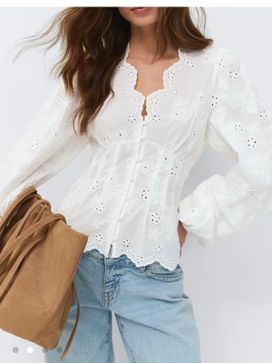 Vit blus med spetsdetaljer - Superfin vit blus med broderade blommor och spetsdetaljer.  Blusen har inga defekter 🤍