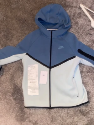 Nike tech blå - Säljer min Nike tech fleece för jag har vuxit ur den och inte längre kan ha på den  storleken är 158-170 men skulle säga Att den passar perfekt för XS och en aning liten för S. KVITTO MEDFÖLJER 🧾 ✅