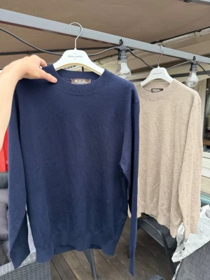 Loro piana sweaters - Sjukt snygga och premium loro piana sweaters. Jag skämtar inte när jag säger att dessa är dem absolut skönaste och mest kvalitativa tröjorna jag någonsin haft. Sitter slim så dem Passar stl m✅. Gran sasso galjar medföljer också. Använda väldigt varsamt och lite och är i mycket fint skick✅|| . 1 av dem för 1699 och 2 för 2999‼️|| Frågor? Bara att skriva✅. Allt gott, mvh Noah 