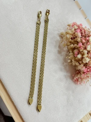 18k guldpläterat armband  - Stilren armband med tidlös elegans ✨  Armband tillverkat av rostfritt stål pläterat med 18K guld ✨ Hållbar design som behåller sin glans över tid ✨ Passar perfekt till både vardag och fest  📏 Finns i två längder: 17 cm och 19 cm  📩 Kontakta gärna mig angående storlek innan du lägger din beställning  En elegant detalj som lyfter varje look 💛 Minimalistisk design med maximal känsla