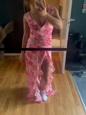 Sommar klänning  - Från pretty Little thing. Ny med lapp på. Perfekt till sommaren som midsommar klänning eller liknande. Strl Xs. 