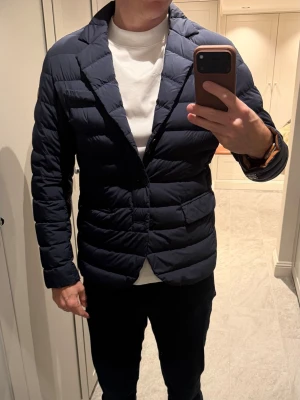 Dunjacka i kavajmodel  - Dunjacka i kavajmodel från Colmar. Stl.50 men liten i storleken så skulle säga mer som en 48 slim.