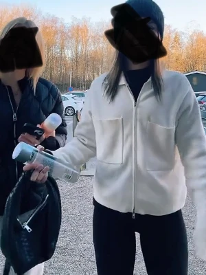 Vit  zip-jacka med fickor - Stilren beige jacka med dragkedja framtill och två stora bröstfickor. Jackan har en rak passform och är långärmad, perfekt för lager-på-lager. Enkel och clean look som passar till det mesta.