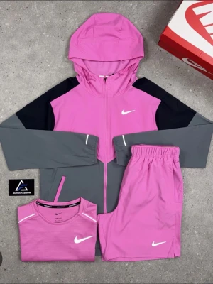 Nike Miller Träningsset - grå/rosa - Nike Tshirt, jacka och shorts ingår. Originalpris ligger på cirka 3000kr. Väldigt unikt set som kommer få dig att sticka ut i sommar. Tveka inte på att höra av dig vid funderingar.