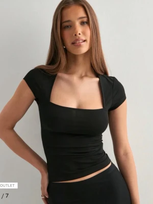 Svart croppad topp med fyrkantig ringning - Säljer denna cute toppen från Nelly då den inte kommer till användning längre, slutsåld på belys hemsida just nu 😇😇
