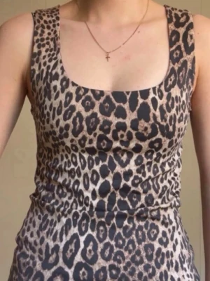  Zara Topp - Snygg ärmlös topp från Zara med leopardmönster och rundad urringning perfekt för sommaren!Toppen är figurnära och har ett mjukt, stretchigt tyg som gör den bekväm att bära. Superbra skick!💗 Skriv för fler frågor eller bilder!😊💗