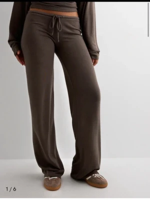 Bruna Nelly mjukisbyxor - ”my chill pants” från Nellys hemsida. Nypris 349kr, använda ca 2gånger men pytte ”nopprig” som man ser på sista bilden men går säkert bort med nopprinhsmaskin.