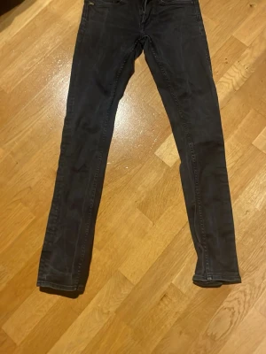 Svarta tiger of sweden jeans - Säljer ett par svarta slim fit tiger of Sweden jeans med smal passform och stretchigt material. Klassisk femficksmodell med dragkedja och knapp framtill. Passar perfekt till en avslappnad eller trendig look.