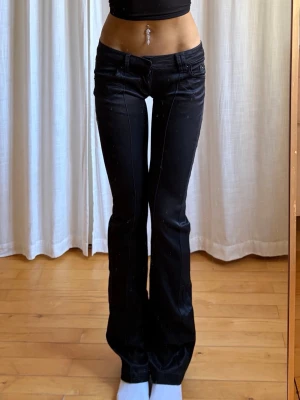 Lågmidjade byxor - Midjemått: 35 Innerbenslängd: 81 Grenhöjd: 17 Lår: 21 Jag är 165cm⭐️