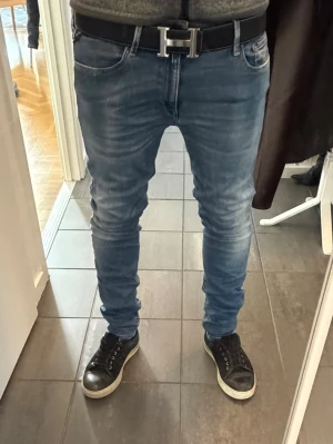 Replay jeans  - Snygga slim fit jeans i ljusblå denim med lätt slitningar och klassisk femficksdesign. Jeansen har normal midja och bra passform hela vägen ner. Perfekta för en avslappnad men ändå trendig look. Passar till sneakers och hoodie för en casual stil. W31/L30!                            Hör av dig vid minsta intresse 🤝⭐️!
