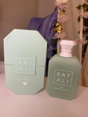 Kayali Yum Pistachio Gelato EdP - Kayali Yum Pistachio Gelato är en Eau de Parfum 100 ml. Köpt på Sephora och är äkta Kayali. Den har förvarats svalt och mörkt! 