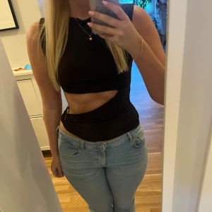 Cool topp - Så cool topp som är cool skuren vid midjan med fin metalldetalj! 🤎 den är mörk brun men uppfattas som svart i kameran!