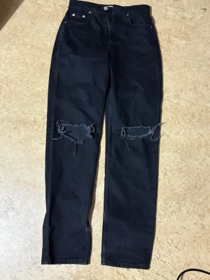 Svarta jeans från Gina - Säljer dessa fina svarta jeans från Ginatricot med hål vid knäna. Priset går att diskutera 