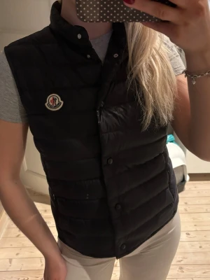 Svart väst Moncler -  Svart moncler väst i mycket bra skick, den är i storlek 2 (s-m) passar mig som vanligtvis har s!💕