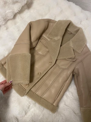 Skinn jacka  - Säljer en skinnjacka med skönt ull på insidan, den är ifrån nelly, storlek S, aldrig använd endast testad! Säljer den för 300kr + frakt!