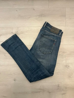 Replay Grover mörkblåa jeans  - Hej! Säljer dessa replay Grover jeasen//inget fel på jeansen//sitter som W32 ish//fråga gärna! 