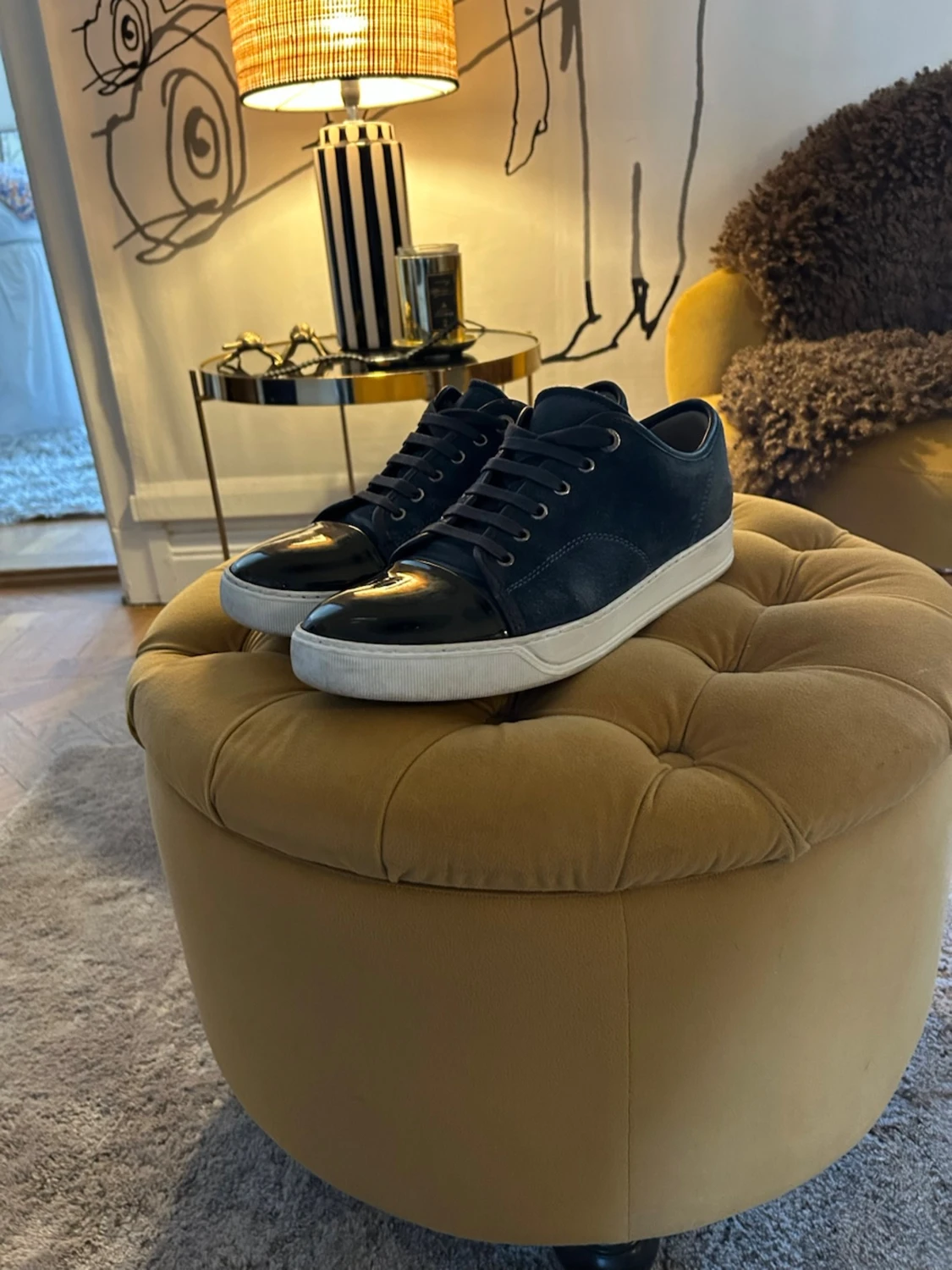 Mörkblå sneakers med lackdetalj - 2
