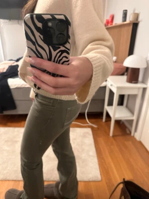 Gröna Nelly jeans - Fint skick, kan förekomma någon ”skavank” längst ner.