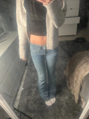 Blå bootcut jeans - Säljer ett par snygga o bekväma jeans från Nelly, storlek xxs/32❤️