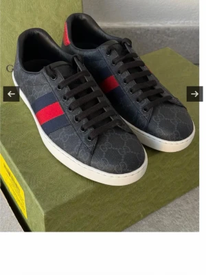 Gucci svarta sneakers med röd/blå rand - Någon som kan lösa Gucci ace skor eller ett par burberry skor på bilden eller i svarta i storlek 44-45 och har bevis på att de är äkta. Har ni det kontakta mig!