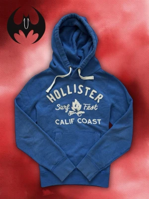 Vintage Hollister Hoodie - Säljer denna jättesnygga eftertraktade Hollister Hoodie | Mycket bra skick | Size S | Längd: 64cm Bredd: 55cm Armlängd: 65cm | Lägg endast bud med avsikt att köpa, inga fördröjning! Pris är inte hugget i sten! 