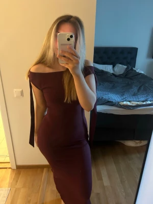 Vinröd offshoulder långklänning - Från Asos, använd 1 gång, storlek 38