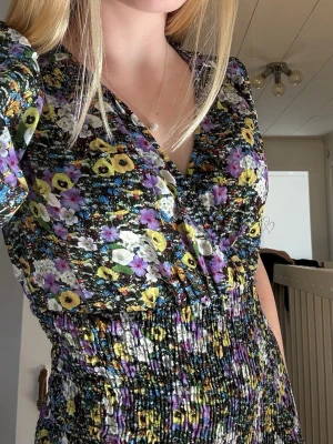 Sommarklänning - Blommig klänning perfekt till sommaren🌸 Klänningen är mycket stretchig och bekväm, samt i nytt skick.