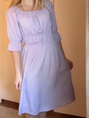 Klänning - Söt lila klänning i nytt skick🤩 den är i storlek 36 men passar även som storlek 34 pågrund av att den har ett stretchigt material.