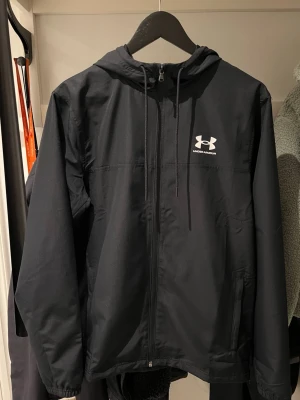 Under Armour jacka  strl L - Hej! Säljer min helt nya Under Armour jacka i strl L