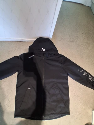 Svart vindjacka från Bauer - Helt ny Bauer jacka använd 1 gång kostar 1000kr ny, har ni funderingar skriv till mig.