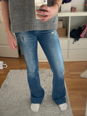 Lowwaist Diesel jeans  - Såå snygga lågmidjade flare jeans från Diesel. Säljer då dom inte kommer till användning. W26 och L30, midjemått 37,5cm innerbenslängden 77cm