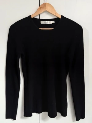 Svart långärmad peplum tröja från InWear - Svart långärmad stickad tröja från InWear. Tröjan har en fin passform och är perfekt att styla till jeans eller kjol. Enkel och stilren design som funkar till det mesta.💕 köpt för 200kr!!