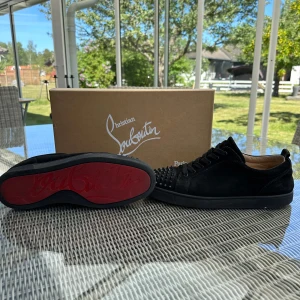 Christian Louboutin spikes  - Svarta louboutins med spikar. Strl 44. Box, dustbag och kvitto finns. Hör av er vid frågor eller mer bilder👍