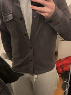 Mörkgrå overshirt från Selected Homme - Snygg mörkgrå overshirt från Selected Homme i storlek M.