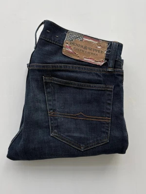 Ralph Lauren Denim & Supply - Tjena! Jeans från Ralph Lauren Denim & Supply. Jeansen är i väldigt fint skick. Storleken är W30 L34. Mitt pris är 500. Hör av dig om du har någon fråga!