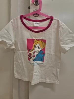 Vit t-shirt med anime-tryck L  - Otroligt liten i storlek, som XS. 