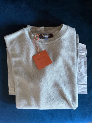 Loro Piana baby cashmere tröja  - Loro Piana 100% baby Kashmir tröja i storlek 48 passar M/L. Helt ny med tags. Nypris mellan 15-20k. Sage Green. Absolut finaste kashmiren i världen med endast 13.5 microns (det absolut finaste som finns). 
